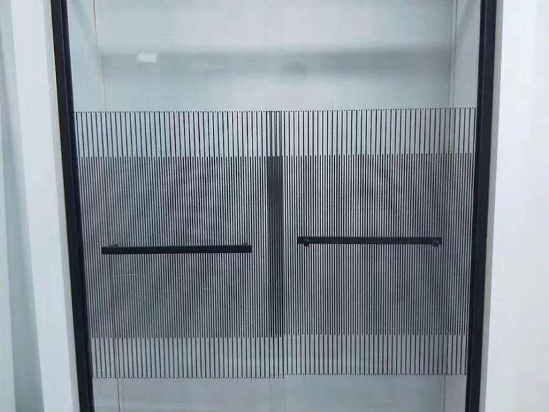 淋浴房安裝維修：組合好底盆零件，調節(jié)底盆水平，確保盆內、盆底無積水。軟管可隨距離遠近伸縮，將盆底與地漏連接牢固。淋浴房底盆裝好后需要進行試水檢驗，以確保下水暢通無阻。在淋浴房本體安裝前也要對已裝好的底盆進行及時保護。明確衛(wèi)生間水管排布情況，防止打孔時打爆隱蔽管線。用鉛筆、水平尺確定靠墻鋁材的鉆孔位，用沖擊鉆打孔。在鉆孔處敲入膠粒，用螺絲將鋁條鎖于墻壁。注意需一邊安裝一邊不斷進行調整，以保持鋁材的垂直度。將淋浴房玻璃夾緊鎖于底盆鉆孔處，平玻璃或彎玻璃底部落入玻璃夾槽內，緩緩推入貼墻鋁材。再用螺絲固定。