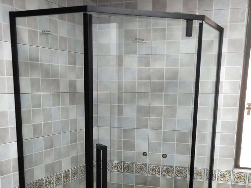 淋浴房安裝維修：組合好底盆零件，調節(jié)底盆水平，確保盆內、盆底無積水。軟管可隨距離遠近伸縮，將盆底與地漏連接牢固。淋浴房底盆裝好后需要進行試水檢驗，以確保下水暢通無阻。在淋浴房本體安裝前也要對已裝好的底盆進行及時保護。明確衛(wèi)生間水管排布情況，防止打孔時打爆隱蔽管線。用鉛筆、水平尺確定靠墻鋁材的鉆孔位，用沖擊鉆打孔。在鉆孔處敲入膠粒，用螺絲將鋁條鎖于墻壁。注意需一邊安裝一邊不斷進行調整，以保持鋁材的垂直度。將淋浴房玻璃夾緊鎖于底盆鉆孔處，平玻璃或彎玻璃底部落入玻璃夾槽內，緩緩推入貼墻鋁材。再用螺絲固定。