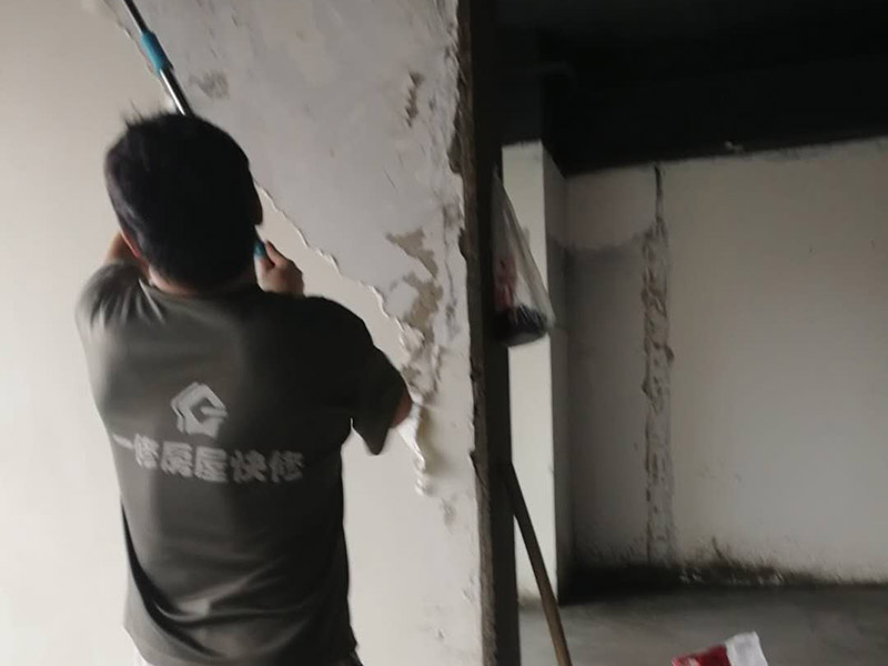 墻面掉皮鏟除：翻新施工的步驟為平整墻面、固化基層、刷界面劑、批刮三遍耐水膩子、墻面打磨、上一遍底漆、上兩次效果面漆。需要先把出現(xiàn)問題的地方鏟除，并將鏟除部分的邊緣磨平滑后，重新刮一次膩子，上底漆，再刷再涂。當(dāng)墻面剝落比較嚴重時，需要考慮對基層做加固處理。步驟是先將原墻體鏟除至墻面基層，然后用界面劑或者封固底漆重新涂刷一遍，最后再按照粉刷石膏找平、貼網(wǎng)格布(加固防裂)、批刮墻襯三遍后打磨平整。滾刷面漆時需要先判斷墻面膩子層此時的質(zhì)量，方法是選墻面起皮嚴重的一片用水濕透后用鏟子鏟，若無粉化或脫落現(xiàn)(說明原膩子層質(zhì)量較好)，便可直接用細砂紙打磨平整，處理干凈后刷上新底漆和面漆即可。