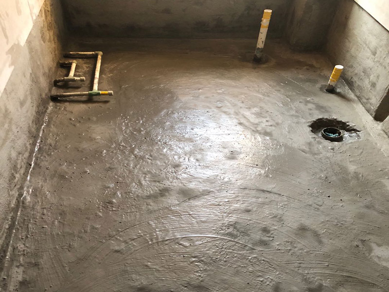 衛(wèi)生間改造地面找平：將基層表面的積灰、浮漿、油污及雜物清掃掉并沖洗干凈，明顯凹陷處應(yīng)用水泥砂漿或細(xì)石砼墊平，表面光滑處應(yīng)鑿毛并清刷干凈。抹砂漿前1天澆水濕潤(rùn)，表面積水應(yīng)予排除。鋪抹砂漿后，隨即用鋁合金杠按灰餅高度，將砂漿找平，用木抹子搓揉壓實(shí)，將砂眼、腳印等消除后，用靠尺檢查平整度，抹時(shí)應(yīng)用力均勻，并后退著操作。待砂漿收水后，隨即用鐵抹子進(jìn)行頭遍抹平壓實(shí)至起漿為止。在砂漿初凝后進(jìn)行第二遍壓光，用鋼抹子邊抹邊壓，把凹坑、砂眼填實(shí)壓平，使表面平整。要求不漏壓，平面出光。在砂漿終凝前進(jìn)行，即人踩上去稍微有腳印，用抹子壓光無(wú)抹痕時(shí)，用鐵抹子把前遍留下的抹紋全部壓平、壓實(shí)、壓光，達(dá)到交活的程度為止。