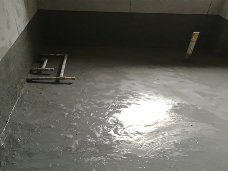 衛(wèi)生間改造地面找平：將基層表面的積灰、浮漿、油污及雜物清掃掉并沖洗干凈，明顯凹陷處應(yīng)用水泥砂漿或細(xì)石砼墊平，表面光滑處應(yīng)鑿毛并清刷干凈。抹砂漿前1天澆水濕潤(rùn)，表面積水應(yīng)予排除。鋪抹砂漿后，隨即用鋁合金杠按灰餅高度，將砂漿找平，用木抹子搓揉壓實(shí)，將砂眼、腳印等消除后，用靠尺檢查平整度，抹時(shí)應(yīng)用力均勻，并后退著操作。待砂漿收水后，隨即用鐵抹子進(jìn)行頭遍抹平壓實(shí)至起漿為止。在砂漿初凝后進(jìn)行第二遍壓光，用鋼抹子邊抹邊壓，把凹坑、砂眼填實(shí)壓平，使表面平整。要求不漏壓，平面出光。在砂漿終凝前進(jìn)行，即人踩上去稍微有腳印，用抹子壓光無(wú)抹痕時(shí)，用鐵抹子把前遍留下的抹紋全部壓平、壓實(shí)、壓光，達(dá)到交活的程度為止。