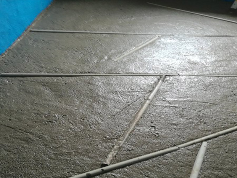 衛(wèi)生間改造地面找平：將基層表面的積灰、浮漿、油污及雜物清掃掉并沖洗干凈，明顯凹陷處應(yīng)用水泥砂漿或細(xì)石砼墊平，表面光滑處應(yīng)鑿毛并清刷干凈。抹砂漿前1天澆水濕潤(rùn)，表面積水應(yīng)予排除。鋪抹砂漿后，隨即用鋁合金杠按灰餅高度，將砂漿找平，用木抹子搓揉壓實(shí)，將砂眼、腳印等消除后，用靠尺檢查平整度，抹時(shí)應(yīng)用力均勻，并后退著操作。待砂漿收水后，隨即用鐵抹子進(jìn)行頭遍抹平壓實(shí)至起漿為止。在砂漿初凝后進(jìn)行第二遍壓光，用鋼抹子邊抹邊壓，把凹坑、砂眼填實(shí)壓平，使表面平整。要求不漏壓，平面出光。在砂漿終凝前進(jìn)行，即人踩上去稍微有腳印，用抹子壓光無(wú)抹痕時(shí)，用鐵抹子把前遍留下的抹紋全部壓平、壓實(shí)、壓光，達(dá)到交活的程度為止。