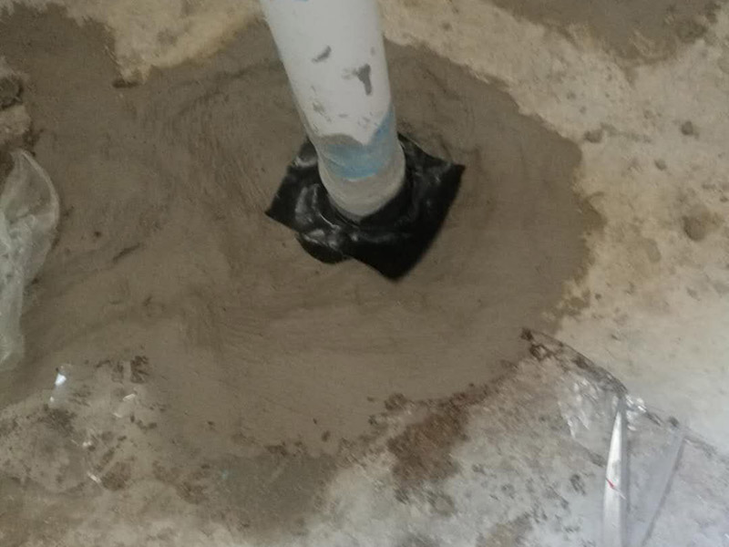 衛(wèi)生間改造管道維修:衛(wèi)生間的排水管道盡量不要做大的改動(dòng)，換掉出現(xiàn)問題的管道，水壓不夠的老房子，可以加增壓泵，泵的大小根據(jù)水壓的大小而定。 浴室翻新要增加一定的插座開關(guān)、水管，或?qū)系牟遄_關(guān)做一些移位，以符合新格局下人們的使用習(xí)慣。為了確保隱蔽工程的質(zhì)量和售后服務(wù)，通常要在新舊線路銜接的位置用空白面板或是新增插座的方式做標(biāo)記，萬一出現(xiàn)問題維修時(shí)容易找到問題點(diǎn)。在選擇電線、水管時(shí)，最好統(tǒng)一使用品質(zhì)比較好的電線、水管等，以打好隱蔽工程這個(gè)底子。