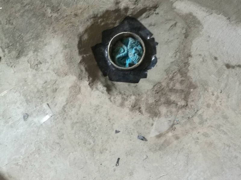 衛(wèi)生間改造管道維修:衛(wèi)生間的排水管道盡量不要做大的改動(dòng)，換掉出現(xiàn)問題的管道，水壓不夠的老房子，可以加增壓泵，泵的大小根據(jù)水壓的大小而定。 浴室翻新要增加一定的插座開關(guān)、水管，或?qū)系牟遄_關(guān)做一些移位，以符合新格局下人們的使用習(xí)慣。為了確保隱蔽工程的質(zhì)量和售后服務(wù)，通常要在新舊線路銜接的位置用空白面板或是新增插座的方式做標(biāo)記，萬一出現(xiàn)問題維修時(shí)容易找到問題點(diǎn)。在選擇電線、水管時(shí)，最好統(tǒng)一使用品質(zhì)比較好的電線、水管等，以打好隱蔽工程這個(gè)底子。