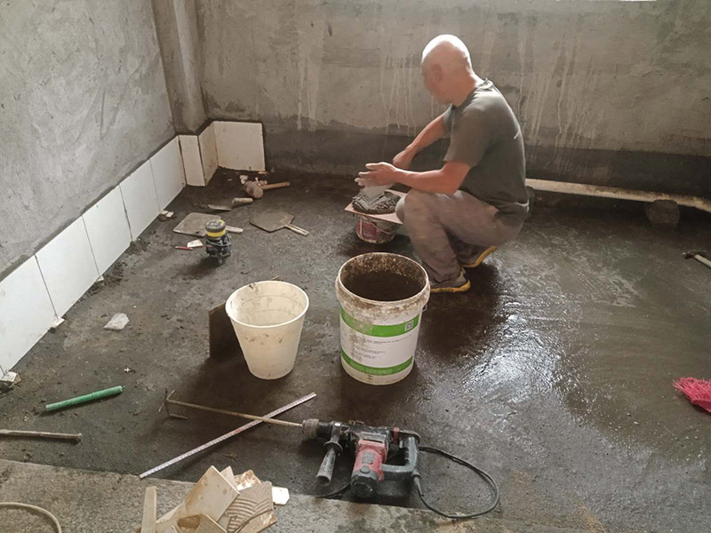 衛(wèi)生間貼磚:一是墻磚應(yīng)從下向上鋪貼,且一面墻不能一次貼到頂,接縫一般為1~3毫米; 二是鋪貼前要先處理墻面的平整,處理裂縫; 三是粘結(jié)材料的涂抹要中間稍高于四周,用橡膠錘敲擊表面以固定,這樣一來可以避免空氣積存于粘結(jié)層中。 瓷磚上墻將經(jīng)過預(yù)先清潔的瓷磚平整地鋪貼在粘結(jié)劑漿料基層上，使用橡膠錘將瓷磚拍實(shí)鋪平。施工過程中，可小幅度轉(zhuǎn)動(dòng)瓷磚，使?jié){料與瓷磚背面充分接觸。專家建議在鋪貼時(shí)，隨機(jī)取下已鋪貼于基層上的瓷磚作檢查。確保漿料與瓷磚背面的充分接觸。