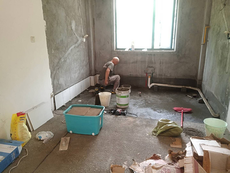 衛(wèi)生間貼磚:一是墻磚應(yīng)從下向上鋪貼,且一面墻不能一次貼到頂,接縫一般為1~3毫米; 二是鋪貼前要先處理墻面的平整,處理裂縫; 三是粘結(jié)材料的涂抹要中間稍高于四周,用橡膠錘敲擊表面以固定,這樣一來可以避免空氣積存于粘結(jié)層中。 瓷磚上墻將經(jīng)過預(yù)先清潔的瓷磚平整地鋪貼在粘結(jié)劑漿料基層上，使用橡膠錘將瓷磚拍實(shí)鋪平。施工過程中，可小幅度轉(zhuǎn)動(dòng)瓷磚，使?jié){料與瓷磚背面充分接觸。專家建議在鋪貼時(shí)，隨機(jī)取下已鋪貼于基層上的瓷磚作檢查。確保漿料與瓷磚背面的充分接觸。