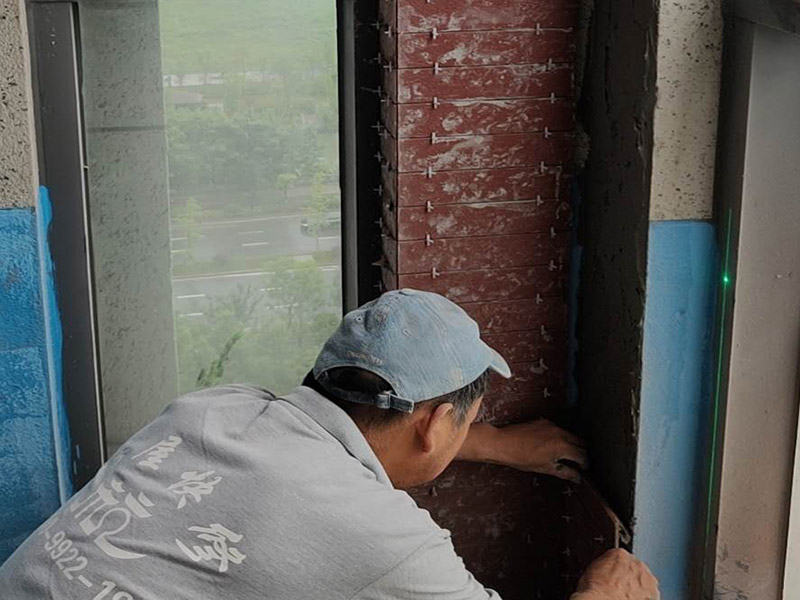 陽(yáng)臺(tái)防水貼磚:在粘結(jié)劑量置晾時(shí)間內(nèi)，將準(zhǔn)備好的瓷磚鋪壓到位，垂直于梳理方向輕微搓動(dòng)以排出磚下的空氣。鋪貼到位后用橡皮錘輕擊，用尺寸合適的十字定位架來(lái)調(diào)整表面平整度及接縫的平直。鋪設(shè)好的磚面應(yīng)該及時(shí)清理干凈，特別是去除殘留其上的粘結(jié)劑。合格的粘結(jié)劑干硬后即使在陶瓷磚面上也不易被清除掉。清理好的瓷磚面應(yīng)該立即擺放標(biāo)識(shí)進(jìn)行隔離，避免污染或擾動(dòng)，直到下一個(gè)填縫工序。