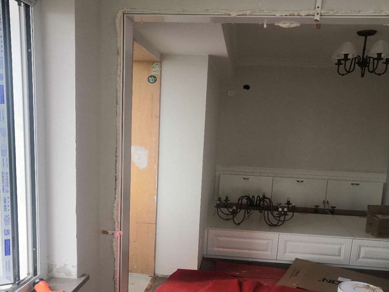 移門拆除維修:1、力氣小的可以將拉門平放到鋪好硬紙板的地上。如果力氣大可以不用放倒，直接把拉門垂直于地面扶著拆卸。觀察拉門門框一端的毛條，有的是直接粘在門框上，有的是粘在門框上，然后插入螺絲孔。 2、粘在門框的毛條只要把毛條拉開就行，這種情況的話就需要把毛條從孔里拉出來，然后再向上扯開一些。扯開毛條到第二個螺絲孔，最下端的螺絲孔就是拉門滑輪固定螺絲的螺絲孔，上面那個是固定鋁合金框的螺絲孔。 3、一手壓住拉門滑輪，使內(nèi)六方螺絲正對螺絲孔，另一只手從底部的螺絲孔插入內(nèi)六方螺絲孔，然后逆時針旋出內(nèi)六方螺絲釘。 4、把滑輪拉出，就拆下了拉門輪，其他上下滑輪都是一樣的拆卸方法。