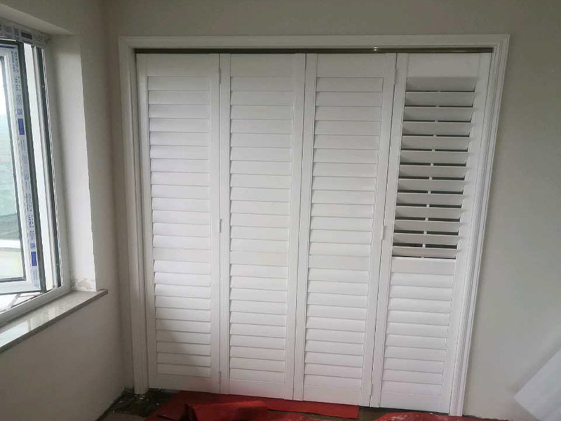 移門拆除維修:1、力氣小的可以將拉門平放到鋪好硬紙板的地上。如果力氣大可以不用放倒，直接把拉門垂直于地面扶著拆卸。觀察拉門門框一端的毛條，有的是直接粘在門框上，有的是粘在門框上，然后插入螺絲孔。 2、粘在門框的毛條只要把毛條拉開就行，這種情況的話就需要把毛條從孔里拉出來，然后再向上扯開一些。扯開毛條到第二個螺絲孔，最下端的螺絲孔就是拉門滑輪固定螺絲的螺絲孔，上面那個是固定鋁合金框的螺絲孔。 3、一手壓住拉門滑輪，使內(nèi)六方螺絲正對螺絲孔，另一只手從底部的螺絲孔插入內(nèi)六方螺絲孔，然后逆時針旋出內(nèi)六方螺絲釘。 4、把滑輪拉出，就拆下了拉門輪，其他上下滑輪都是一樣的拆卸方法。