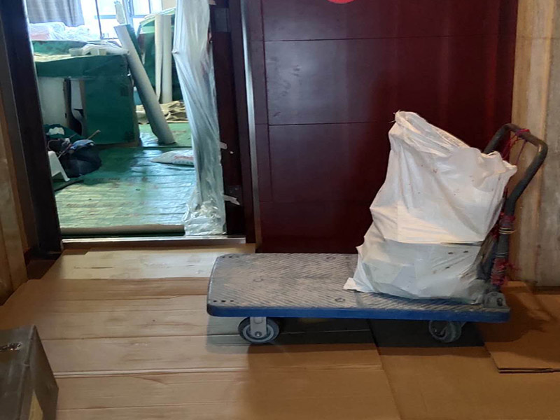 家具保護(hù)維修：在裝修前，施工人員都要提前做好油漆的準(zhǔn)備工作，一般包括油漆涂漆環(huán)境的清理、家具的保護(hù)措施等，比如在門、窗框最好粘貼一層分色紙，木柜、隔板的家具外面最好有一層報紙包裹著，這樣就可以避免油漆滴落在家具表面被弄臟的情況發(fā)生。