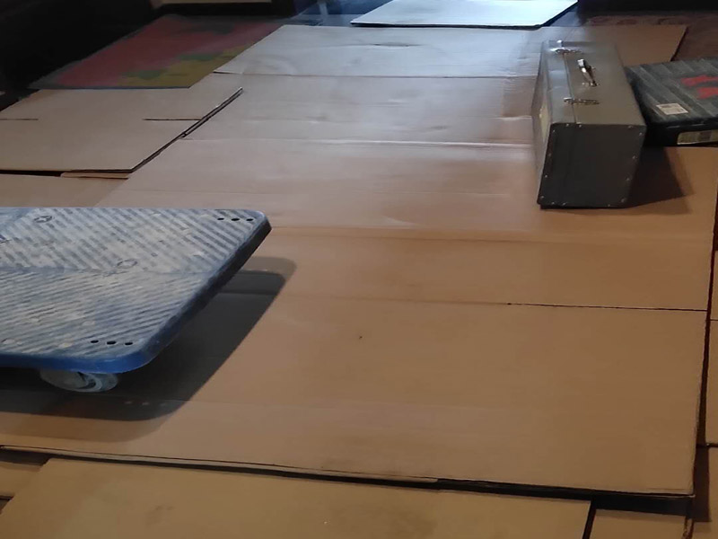 家具保護(hù)維修：在裝修前，施工人員都要提前做好油漆的準(zhǔn)備工作，一般包括油漆涂漆環(huán)境的清理、家具的保護(hù)措施等，比如在門、窗框最好粘貼一層分色紙，木柜、隔板的家具外面最好有一層報紙包裹著，這樣就可以避免油漆滴落在家具表面被弄臟的情況發(fā)生。