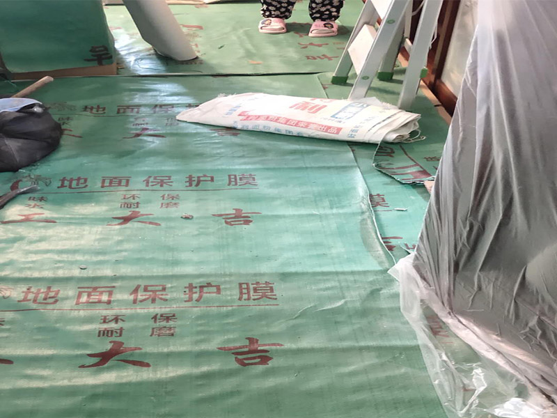 家具保護(hù)維修：在裝修前，施工人員都要提前做好油漆的準(zhǔn)備工作，一般包括油漆涂漆環(huán)境的清理、家具的保護(hù)措施等，比如在門、窗框最好粘貼一層分色紙，木柜、隔板的家具外面最好有一層報紙包裹著，這樣就可以避免油漆滴落在家具表面被弄臟的情況發(fā)生。