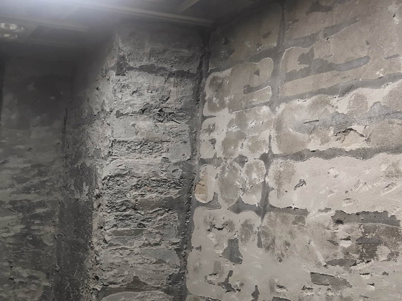 廁所防水貼磚：衛(wèi)生間的防水工作流程，都是在地面用水泥砂漿找平一次，等它干透后再做防水。一般的防水施工要做2到3遍，而且防水的順序也是有講究的，比如，要先做完墻面防水再貼墻磚，其次才可以做地面防水，再貼地磚。因?yàn)榈孛娼?jīng)常會踩來踩去，地面防水如果先做了會很容易踩壞。 一般情況下，在2到3遍的防水層全部做好后，會有5到7天的固化期，所以自然的，貼瓷磚肯定是要等到這之后才能做，所以做完防水就立馬貼瓷磚，就大錯特錯了。但事無絕對，固化期到了，我們也需要重新測試防水做的好不好，漏不漏水，這就需要再加水測試24小時后看看家里地面水位是否下降，或者看看樓下鄰居的衛(wèi)生間有沒有漏水的痕跡。