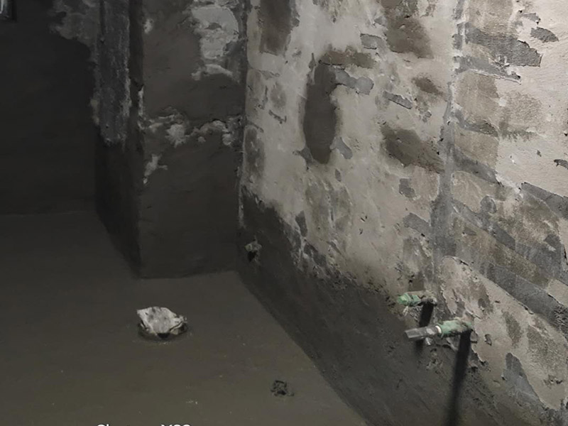 廁所防水貼磚：衛(wèi)生間的防水工作流程，都是在地面用水泥砂漿找平一次，等它干透后再做防水。一般的防水施工要做2到3遍，而且防水的順序也是有講究的，比如，要先做完墻面防水再貼墻磚，其次才可以做地面防水，再貼地磚。因?yàn)榈孛娼?jīng)常會踩來踩去，地面防水如果先做了會很容易踩壞。 一般情況下，在2到3遍的防水層全部做好后，會有5到7天的固化期，所以自然的，貼瓷磚肯定是要等到這之后才能做，所以做完防水就立馬貼瓷磚，就大錯特錯了。但事無絕對，固化期到了，我們也需要重新測試防水做的好不好，漏不漏水，這就需要再加水測試24小時后看看家里地面水位是否下降，或者看看樓下鄰居的衛(wèi)生間有沒有漏水的痕跡。