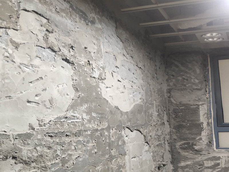 廁所防水貼磚：衛(wèi)生間的防水工作流程，都是在地面用水泥砂漿找平一次，等它干透后再做防水。一般的防水施工要做2到3遍，而且防水的順序也是有講究的，比如，要先做完墻面防水再貼墻磚，其次才可以做地面防水，再貼地磚。因?yàn)榈孛娼?jīng)常會踩來踩去，地面防水如果先做了會很容易踩壞。 一般情況下，在2到3遍的防水層全部做好后，會有5到7天的固化期，所以自然的，貼瓷磚肯定是要等到這之后才能做，所以做完防水就立馬貼瓷磚，就大錯特錯了。但事無絕對，固化期到了，我們也需要重新測試防水做的好不好，漏不漏水，這就需要再加水測試24小時后看看家里地面水位是否下降，或者看看樓下鄰居的衛(wèi)生間有沒有漏水的痕跡。