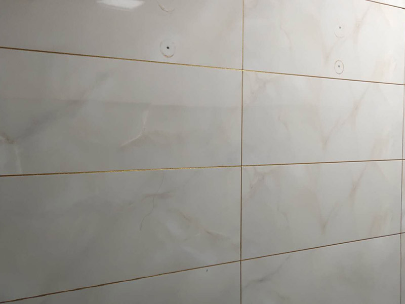 廁所防水貼磚：衛(wèi)生間的防水工作流程，都是在地面用水泥砂漿找平一次，等它干透后再做防水。一般的防水施工要做2到3遍，而且防水的順序也是有講究的，比如，要先做完墻面防水再貼墻磚，其次才可以做地面防水，再貼地磚。因?yàn)榈孛娼?jīng)常會踩來踩去，地面防水如果先做了會很容易踩壞。 一般情況下，在2到3遍的防水層全部做好后，會有5到7天的固化期，所以自然的，貼瓷磚肯定是要等到這之后才能做，所以做完防水就立馬貼瓷磚，就大錯特錯了。但事無絕對，固化期到了，我們也需要重新測試防水做的好不好，漏不漏水，這就需要再加水測試24小時后看看家里地面水位是否下降，或者看看樓下鄰居的衛(wèi)生間有沒有漏水的痕跡。