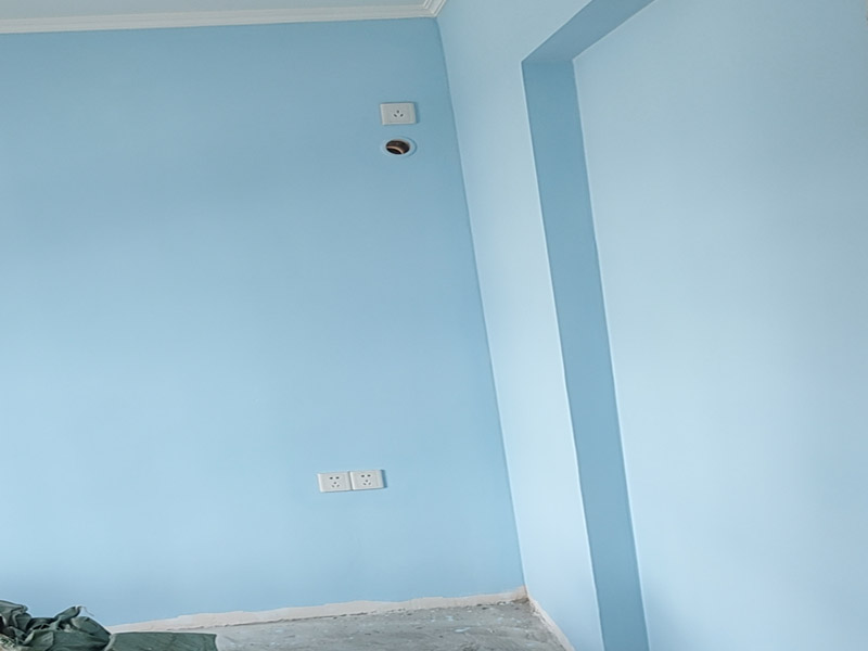 墻面刷乳膠漆服務(wù)：如果原先的漆層已出現(xiàn)開裂甚至脫落的問題，在涂刷乳膠漆之前首先應(yīng)將舊漆層刮除，并將墻面打磨平整，待墻面干燥后才能進(jìn)行粉刷，如果在墻面未干燥的情況下進(jìn)行粉刷，乳膠漆墻面可能會(huì)出現(xiàn)變色、起鼓或脫落等情況。 如果家中還有其它油漆工程正在施工，應(yīng)等其它油漆項(xiàng)目施工完成后再涂刷乳膠漆，因?yàn)橛推嵩谑褂脮r(shí)會(huì)散發(fā)出甲苯，導(dǎo)致乳膠漆變黃，如果同時(shí)施工，很有可能會(huì)造成無法挽回的損失。 如果打算粉刷彩色的乳膠漆，在粉刷之前應(yīng)先將乳膠漆攪拌均勻，如果未將乳膠漆攪拌均勻就直接上墻，很容易出現(xiàn)色漿分布不均的問題，導(dǎo)致墻面顏色發(fā)花，影響到墻面的裝飾效果。