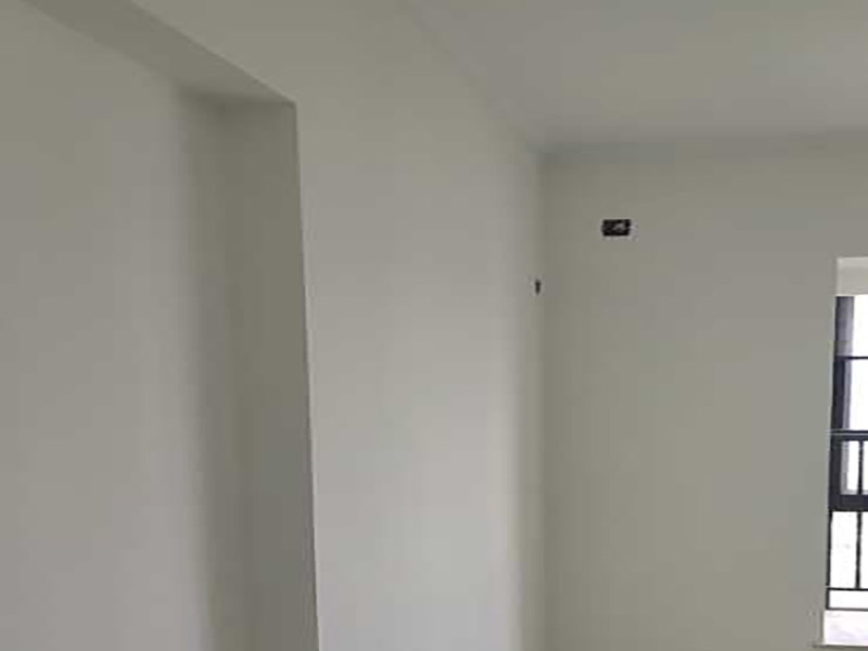 墻面刷乳膠漆服務(wù)：如果原先的漆層已出現(xiàn)開裂甚至脫落的問題，在涂刷乳膠漆之前首先應(yīng)將舊漆層刮除，并將墻面打磨平整，待墻面干燥后才能進(jìn)行粉刷，如果在墻面未干燥的情況下進(jìn)行粉刷，乳膠漆墻面可能會(huì)出現(xiàn)變色、起鼓或脫落等情況。 如果家中還有其它油漆工程正在施工，應(yīng)等其它油漆項(xiàng)目施工完成后再涂刷乳膠漆，因?yàn)橛推嵩谑褂脮r(shí)會(huì)散發(fā)出甲苯，導(dǎo)致乳膠漆變黃，如果同時(shí)施工，很有可能會(huì)造成無法挽回的損失。 如果打算粉刷彩色的乳膠漆，在粉刷之前應(yīng)先將乳膠漆攪拌均勻，如果未將乳膠漆攪拌均勻就直接上墻，很容易出現(xiàn)色漿分布不均的問題，導(dǎo)致墻面顏色發(fā)花，影響到墻面的裝飾效果。