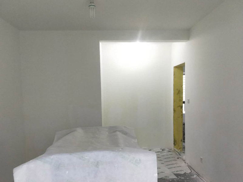 全屋墻面刷白維修：基層處理，若混凝土表面很光滑，應(yīng)對(duì)其表面進(jìn)行&ldquo;毛化&deg;處理，其方法有兩種：一種是將其光滑的表面用尖鉆剔毛，剔去光面，使其表面粗糙不平，用水濕潤(rùn)基層。 修補(bǔ)膩?zhàn)樱盟鄬γ娴然鶎由峡呐龅目影?、縫隙等處分遍找平，干燥后用1號(hào)砂紙將凸出處磨平，并將浮塵等掃凈，一般刮三遍，干后用砂紙打磨平整。該步驟在上乳膠漆前進(jìn)行。通過填補(bǔ)或者整體處理的方式，清除基層表面高低不平的部分，保持墻面的平整光滑。 第一遍用膠皮刮板橫向滿刮，一刮板緊接著一刮板，接頭不得留槎，每刮一刮板最后收頭時(shí)，要注意收的要干凈利落。干燥后用1號(hào)砂紙磨，將浮膩?zhàn)蛹鞍咣E磨平磨光，再將墻面清掃干凈。 第二遍用膠皮刮板豎向滿刮，所用材料和方法同第一遍膩?zhàn)樱稍锖笥?號(hào)砂紙磨平并清掃干凈。 第三遍用膠皮刮板找補(bǔ)膩?zhàn)樱娩撈伟鍧M刮膩?zhàn)?，將墻面等基層刮平刮光，干燥后用?xì)砂紙磨平磨光，注意不要漏磨或?qū)⒛佔(zhàn)幽ゴ? width=