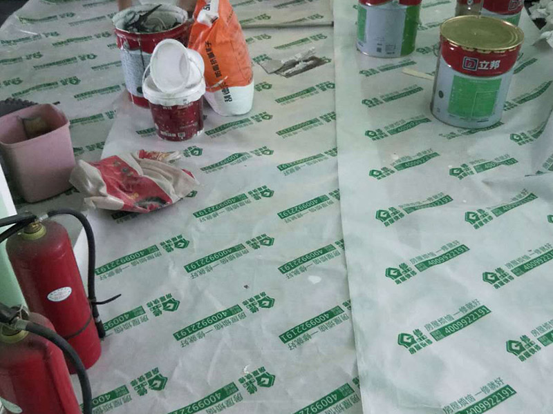 全屋墻面刷白維修：基層處理，若混凝土表面很光滑，應(yīng)對(duì)其表面進(jìn)行&ldquo;毛化&deg;處理，其方法有兩種：一種是將其光滑的表面用尖鉆剔毛，剔去光面，使其表面粗糙不平，用水濕潤(rùn)基層。 修補(bǔ)膩?zhàn)?，用水石膏將墻面等基層上磕碰的坑凹、縫隙等處分遍找平，干燥后用1號(hào)砂紙將凸出處磨平，并將浮塵等掃凈，一般刮三遍，干后用砂紙打磨平整。該步驟在上乳膠漆前進(jìn)行。通過填補(bǔ)或者整體處理的方式，清除基層表面高低不平的部分，保持墻面的平整光滑。 第一遍用膠皮刮板橫向滿刮，一刮板緊接著一刮板，接頭不得留槎，每刮一刮板最后收頭時(shí)，要注意收的要干凈利落。干燥后用1號(hào)砂紙磨，將浮膩?zhàn)蛹鞍咣E磨平磨光，再將墻面清掃干凈。 第二遍用膠皮刮板豎向滿刮，所用材料和方法同第一遍膩?zhàn)?，干燥后?號(hào)砂紙磨平并清掃干凈。 第三遍用膠皮刮板找補(bǔ)膩?zhàn)樱娩撈伟鍧M刮膩?zhàn)?，將墻面等基層刮平刮光，干燥后用?xì)砂紙磨平磨光，注意不要漏磨或?qū)⒛佔(zhàn)幽ゴ? width=