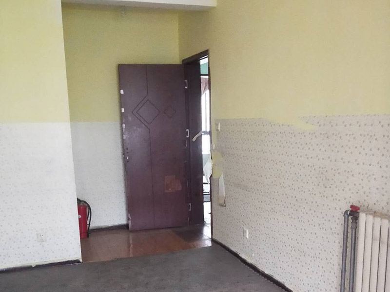 全屋墻面刷白維修：基層處理，若混凝土表面很光滑，應(yīng)對(duì)其表面進(jìn)行&ldquo;毛化&deg;處理，其方法有兩種：一種是將其光滑的表面用尖鉆剔毛，剔去光面，使其表面粗糙不平，用水濕潤(rùn)基層。 修補(bǔ)膩?zhàn)?，用水石膏將墻面等基層上磕碰的坑凹、縫隙等處分遍找平，干燥后用1號(hào)砂紙將凸出處磨平，并將浮塵等掃凈，一般刮三遍，干后用砂紙打磨平整。該步驟在上乳膠漆前進(jìn)行。通過填補(bǔ)或者整體處理的方式，清除基層表面高低不平的部分，保持墻面的平整光滑。 第一遍用膠皮刮板橫向滿刮，一刮板緊接著一刮板，接頭不得留槎，每刮一刮板最后收頭時(shí)，要注意收的要干凈利落。干燥后用1號(hào)砂紙磨，將浮膩?zhàn)蛹鞍咣E磨平磨光，再將墻面清掃干凈。 第二遍用膠皮刮板豎向滿刮，所用材料和方法同第一遍膩?zhàn)樱稍锖笥?號(hào)砂紙磨平并清掃干凈。 第三遍用膠皮刮板找補(bǔ)膩?zhàn)?，用鋼片刮板滿刮膩?zhàn)?，將墻面等基層刮平刮光，干燥后用?xì)砂紙磨平磨光，注意不要漏磨或?qū)⒛佔(zhàn)幽ゴ? width=