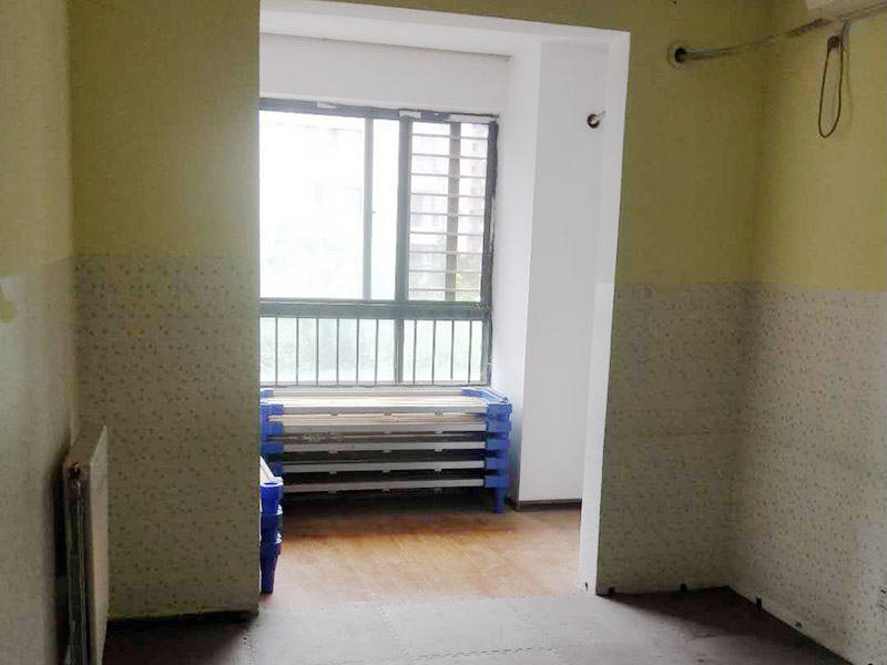 全屋墻面刷白維修：基層處理，若混凝土表面很光滑，應(yīng)對(duì)其表面進(jìn)行&ldquo;毛化&deg;處理，其方法有兩種：一種是將其光滑的表面用尖鉆剔毛，剔去光面，使其表面粗糙不平，用水濕潤(rùn)基層。 修補(bǔ)膩?zhàn)?，用水石膏將墻面等基層上磕碰的坑凹、縫隙等處分遍找平，干燥后用1號(hào)砂紙將凸出處磨平，并將浮塵等掃凈，一般刮三遍，干后用砂紙打磨平整。該步驟在上乳膠漆前進(jìn)行。通過填補(bǔ)或者整體處理的方式，清除基層表面高低不平的部分，保持墻面的平整光滑。 第一遍用膠皮刮板橫向滿刮，一刮板緊接著一刮板，接頭不得留槎，每刮一刮板最后收頭時(shí)，要注意收的要干凈利落。干燥后用1號(hào)砂紙磨，將浮膩?zhàn)蛹鞍咣E磨平磨光，再將墻面清掃干凈。 第二遍用膠皮刮板豎向滿刮，所用材料和方法同第一遍膩?zhàn)?，干燥后?號(hào)砂紙磨平并清掃干凈。 第三遍用膠皮刮板找補(bǔ)膩?zhàn)?，用鋼片刮板滿刮膩?zhàn)?，將墻面等基層刮平刮光，干燥后用?xì)砂紙磨平磨光，注意不要漏磨或?qū)⒛佔(zhàn)幽ゴ? width=