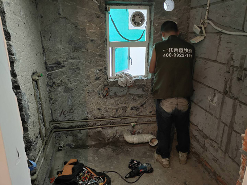 衛(wèi)生間暗管安裝:安裝前要對(duì)水管及其各種配件進(jìn)行檢查，看是否有破損、滲漏等問(wèn)題，水管及配件的連接必須正確牢固，接好后進(jìn)行測(cè)試沒(méi)問(wèn)題后再進(jìn)行安裝。建議水管走頂最安全。主要是水路改造大部分走暗管，而水的特性是水往低處流。如果管路走地下，一但發(fā)生漏水很難及時(shí)發(fā)現(xiàn)，只有水漫金山或者地板變形以及漏到樓下，才會(huì)發(fā)現(xiàn)漏水，且由于水管暗埋很難查出漏水之處。這時(shí)巨大的損失更是無(wú)法挽回，甚至嚴(yán)重的影響了友好的鄰里關(guān)系;如果水管走頂部，可能水改時(shí)費(fèi)用高些，但做為一項(xiàng)長(zhǎng)遠(yuǎn)投資來(lái)看，是值得的。水管走頂，即使漏水，也能夠及時(shí)發(fā)現(xiàn)，便于檢修，損失也較小。