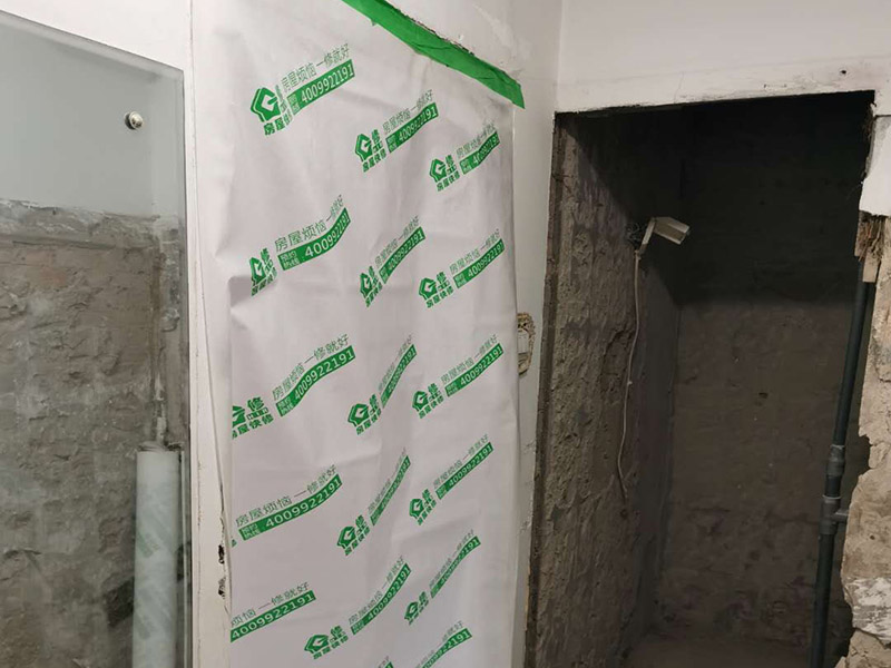 走廊成品保護(hù)：入戶門扇用公司統(tǒng)一的門貼進(jìn)行全面包裹保護(hù)，用透明膠帶將保護(hù)膜粘貼牢固平整。 用標(biāo)準(zhǔn)保護(hù)膜將門框三面保護(hù)完整并固定牢固。 工程完工后拆除保護(hù)膜時(shí)如果有粘貼時(shí)的膠痕，應(yīng)用酒精或?qū)Ｓ玫那逦蹌┣宄z痕。 用標(biāo)準(zhǔn)保護(hù)膜將室內(nèi)所有外窗固定扇進(jìn)行保護(hù)，字樣朝外且保護(hù)膜上標(biāo)識(shí)或字樣保持橫平豎直，保護(hù)膜鋪貼平整固定牢固。 工程完工后拆除保護(hù)膜時(shí)如果有粘貼時(shí)的膠痕，應(yīng)用酒精或?qū)Ｓ玫那逦蹌┣宄z痕。