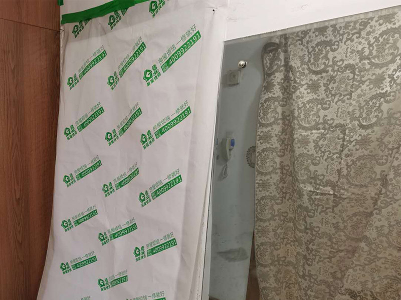 走廊成品保護(hù)：入戶門扇用公司統(tǒng)一的門貼進(jìn)行全面包裹保護(hù)，用透明膠帶將保護(hù)膜粘貼牢固平整。 用標(biāo)準(zhǔn)保護(hù)膜將門框三面保護(hù)完整并固定牢固。 工程完工后拆除保護(hù)膜時(shí)如果有粘貼時(shí)的膠痕，應(yīng)用酒精或?qū)Ｓ玫那逦蹌┣宄z痕。 用標(biāo)準(zhǔn)保護(hù)膜將室內(nèi)所有外窗固定扇進(jìn)行保護(hù)，字樣朝外且保護(hù)膜上標(biāo)識(shí)或字樣保持橫平豎直，保護(hù)膜鋪貼平整固定牢固。 工程完工后拆除保護(hù)膜時(shí)如果有粘貼時(shí)的膠痕，應(yīng)用酒精或?qū)Ｓ玫那逦蹌┣宄z痕。