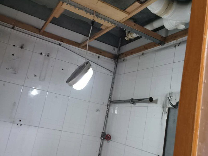 衛(wèi)生間拆除方案：一、首先，將衛(wèi)生間墻磚拆改時(shí)，要把電線和燈具進(jìn)行拆除，避免后期對(duì)電器造成傷害，電路漏電，產(chǎn)生觸電，再用衛(wèi)生間外面最近的插座來安裝輔助用品，切忌使用衛(wèi)生間的插座。 二、然后將衛(wèi)生間裝修中的衛(wèi)浴用品進(jìn)行拆除。在衛(wèi)生間墻磚拆改前要先將洗手盆、馬桶、淋浴頭。浴缸、掛鉤、柜子等等用品進(jìn)行拆除，掃清障礙。 三、先對(duì)天花板進(jìn)行拆除，如果先拆除衛(wèi)生間墻面，會(huì)造成天花板突然掉落，對(duì)工人的身體造成健康隱患。最后開始對(duì)衛(wèi)生間墻壁進(jìn)行拆改，拆改中要從下而上進(jìn)行拆除。