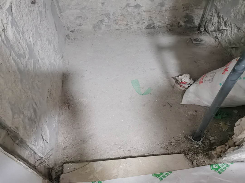 衛(wèi)生間拆除方案：一、首先，將衛(wèi)生間墻磚拆改時(shí)，要把電線和燈具進(jìn)行拆除，避免后期對(duì)電器造成傷害，電路漏電，產(chǎn)生觸電，再用衛(wèi)生間外面最近的插座來安裝輔助用品，切忌使用衛(wèi)生間的插座。 二、然后將衛(wèi)生間裝修中的衛(wèi)浴用品進(jìn)行拆除。在衛(wèi)生間墻磚拆改前要先將洗手盆、馬桶、淋浴頭。浴缸、掛鉤、柜子等等用品進(jìn)行拆除，掃清障礙。 三、先對(duì)天花板進(jìn)行拆除，如果先拆除衛(wèi)生間墻面，會(huì)造成天花板突然掉落，對(duì)工人的身體造成健康隱患。最后開始對(duì)衛(wèi)生間墻壁進(jìn)行拆改，拆改中要從下而上進(jìn)行拆除。