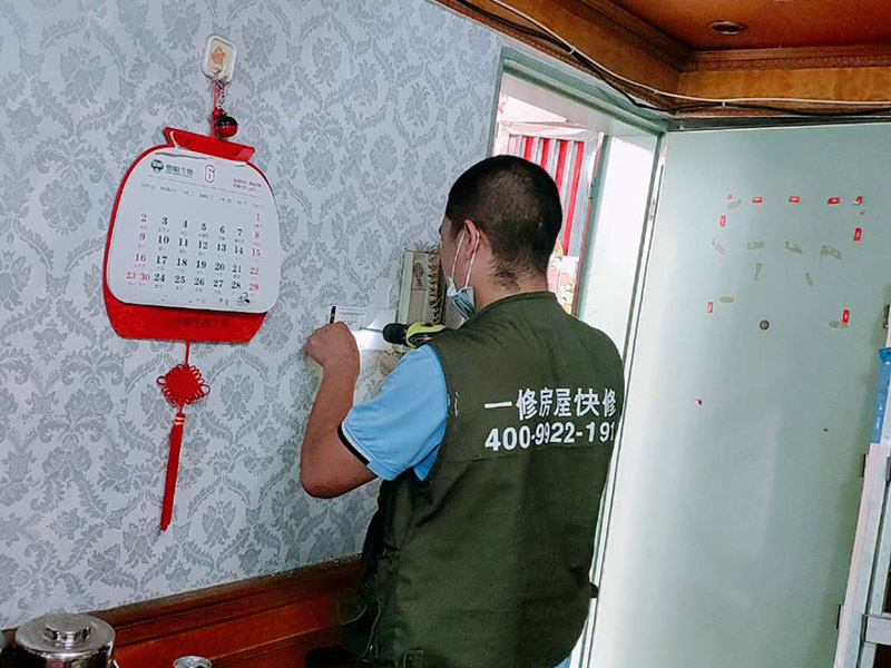 電路打孔安裝：彈線(xiàn)定位  根據(jù)線(xiàn)路圖，經(jīng)過(guò)測(cè)量確定線(xiàn)管走向，標(biāo)高，開(kāi)關(guān)，插座等位置，用墨斗彈出位置，便于后期工作。確定位置后沿著墨斗彈線(xiàn)位置進(jìn)行開(kāi)槽打孔處理。要求必須橫平豎直，槽深度等于線(xiàn)管直徑+10MM。其中需要注意的是不能橫向開(kāi)槽，不能再承重結(jié)構(gòu)上開(kāi)槽，否則可能會(huì)使墻體的受力結(jié)構(gòu)受到影響。電線(xiàn)管敷設(shè)。