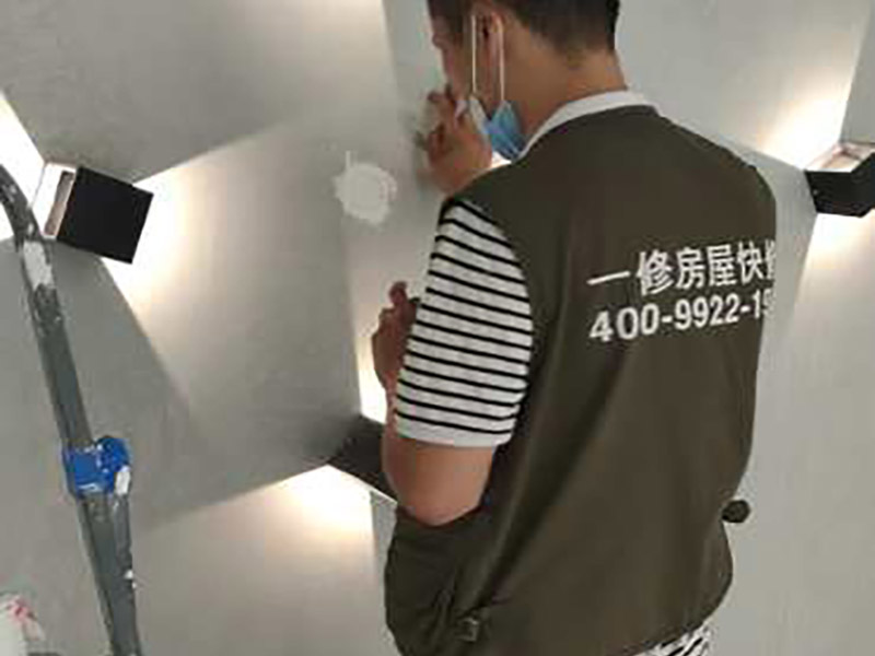 電路打孔安裝：彈線(xiàn)定位  根據(jù)線(xiàn)路圖，經(jīng)過(guò)測(cè)量確定線(xiàn)管走向，標(biāo)高，開(kāi)關(guān)，插座等位置，用墨斗彈出位置，便于后期工作。確定位置后沿著墨斗彈線(xiàn)位置進(jìn)行開(kāi)槽打孔處理。要求必須橫平豎直，槽深度等于線(xiàn)管直徑+10MM。其中需要注意的是不能橫向開(kāi)槽，不能再承重結(jié)構(gòu)上開(kāi)槽，否則可能會(huì)使墻體的受力結(jié)構(gòu)受到影響。電線(xiàn)管敷設(shè)。