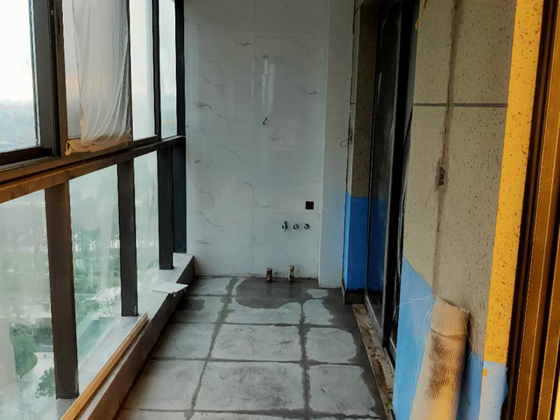 陽(yáng)臺(tái)地磚墻磚鋪貼：現(xiàn)在比較普遍的地面磚鋪貼方法就是濕鋪法，這種鋪貼方法與干鋪法不同之處在于將1：3的干性水泥漿替換成水泥沙漿和普通水。需要注意的是這種鋪貼法在鋪貼過(guò)程中容易產(chǎn)生氣泡和空鼓，這樣就會(huì)影響地磚的使用壽命。也是因?yàn)檫@種原因使其價(jià)格便宜，操作簡(jiǎn)單。