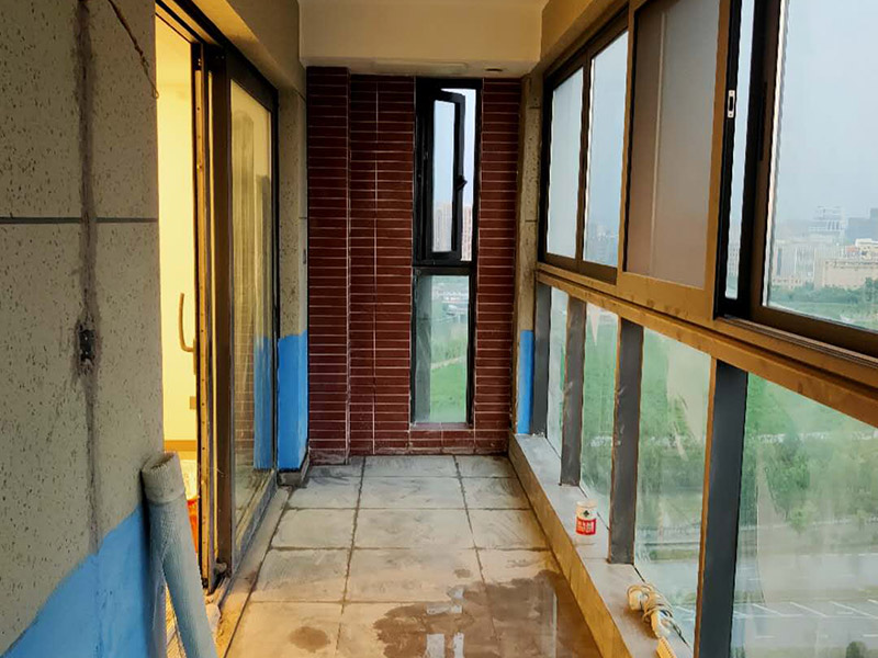 陽(yáng)臺(tái)地磚墻磚鋪貼：現(xiàn)在比較普遍的地面磚鋪貼方法就是濕鋪法，這種鋪貼方法與干鋪法不同之處在于將1：3的干性水泥漿替換成水泥沙漿和普通水。需要注意的是這種鋪貼法在鋪貼過(guò)程中容易產(chǎn)生氣泡和空鼓，這樣就會(huì)影響地磚的使用壽命。也是因?yàn)檫@種原因使其價(jià)格便宜，操作簡(jiǎn)單。