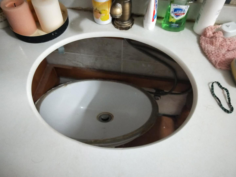 浴室盆安裝維修：需用小鏟子將臺下盆邊緣處的粘合劑清理干凈，再將云石大力膠或大理石膠涂抹在臺下盆的邊緣處，粘合時臺下盆邊緣需對準盆口，然后放置一到兩天，待膠水完全干透后即可使用，如果不放心自己操作，可以聯(lián)系專業(yè)的維修師傅上門進行整修。