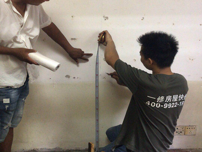 電視背景墻拆除:如果原墻是乳膠漆，且基礎(chǔ)強(qiáng)度較好，經(jīng)簡(jiǎn)單打毛修補(bǔ)后可以直接刷漆，但要注意不要破壞原墻漆膜的完整性，也不要用比原墻乳膠漆附著力好太多的乳膠漆，否則容易起皮脫落；如果原墻是刮瓷，則必須產(chǎn)掉重做，其實(shí)在這方面只要掌握一個(gè)原則，即同等性質(zhì)才能翻新，否則就必須重來(lái)。 如果原墻面的漆已經(jīng)不好了的話，再刷上乳膠漆會(huì)把以前的乳膠漆泡下來(lái)，可以選鮮呼吸SBS強(qiáng)力膠、鮮呼吸卓越型白膠，再刮一遍膩?zhàn)哟蚰ズ笤偎⑷槟z漆。另外，如果經(jīng)濟(jì)條件允許，而你對(duì)原墻質(zhì)量又不滿意的話，建議最好重做。因?yàn)閴γ娴奶幚硎钦麄€(gè)裝修過(guò)程中最骯臟的部分，千萬(wàn)不要圖省事，否則以后會(huì)很麻煩。