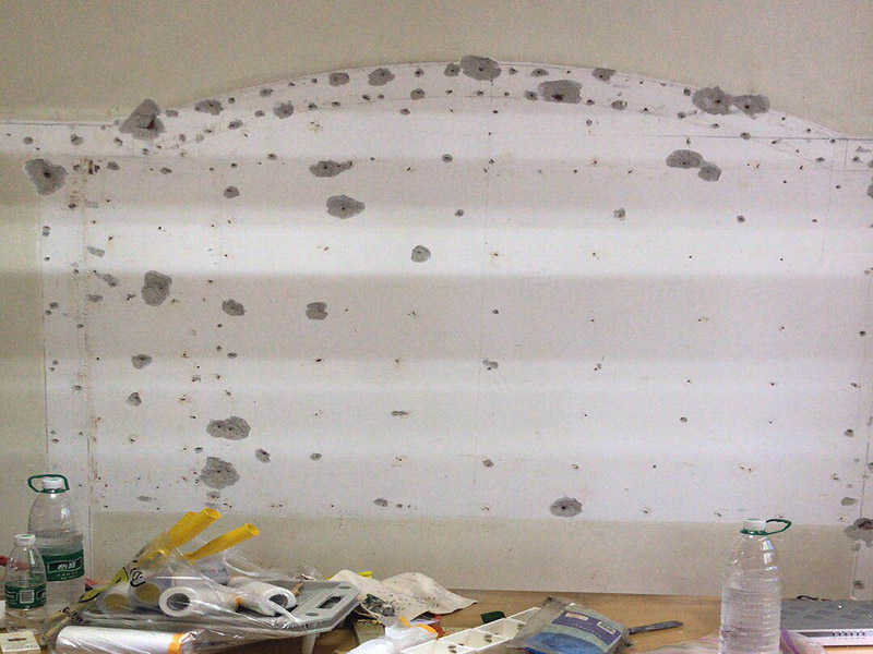 電視背景墻拆除:如果原墻是乳膠漆，且基礎(chǔ)強(qiáng)度較好，經(jīng)簡(jiǎn)單打毛修補(bǔ)后可以直接刷漆，但要注意不要破壞原墻漆膜的完整性，也不要用比原墻乳膠漆附著力好太多的乳膠漆，否則容易起皮脫落；如果原墻是刮瓷，則必須產(chǎn)掉重做，其實(shí)在這方面只要掌握一個(gè)原則，即同等性質(zhì)才能翻新，否則就必須重來(lái)。 如果原墻面的漆已經(jīng)不好了的話，再刷上乳膠漆會(huì)把以前的乳膠漆泡下來(lái)，可以選鮮呼吸SBS強(qiáng)力膠、鮮呼吸卓越型白膠，再刮一遍膩?zhàn)哟蚰ズ笤偎⑷槟z漆。另外，如果經(jīng)濟(jì)條件允許，而你對(duì)原墻質(zhì)量又不滿意的話，建議最好重做。因?yàn)閴γ娴奶幚硎钦麄€(gè)裝修過(guò)程中最骯臟的部分，千萬(wàn)不要圖省事，否則以后會(huì)很麻煩。