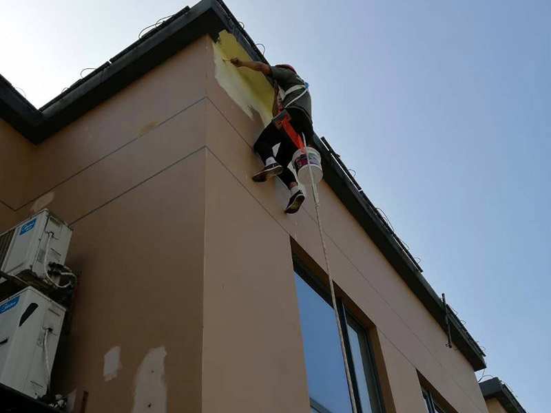 高空外墻防水：1、在室內(nèi)用卷尺丈量漏水點(diǎn)-----對應(yīng)外墻準(zhǔn)確點(diǎn)---在相應(yīng)處做好標(biāo)識。2、施工人員要有高空作業(yè)資格，吊繩要牢固韌性好。3、施工過程中要注意繩子的拉力和磨損程度，關(guān)注高空作業(yè)人員生命安全。4、調(diào)好補(bǔ)縫和補(bǔ)洞的財為，安排專業(yè)人員做吊繩索施工，從上至下修補(bǔ)裂縫和孔洞。必要時應(yīng)紗布加強(qiáng)防止開裂。5、涂刷外墻防水材料(2遍)，在漏水面積上加大。6、做好修補(bǔ)涂刷自檢后，并清潔瓷片。7、自上而下全部修復(fù)，自檢合格后，方可移離繩索和安全設(shè)施。