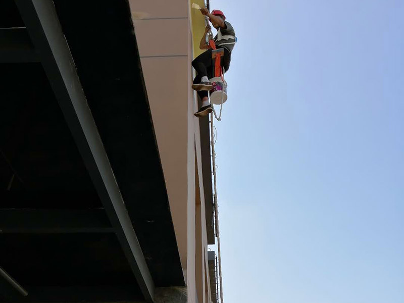 高空外墻防水：1、在室內(nèi)用卷尺丈量漏水點(diǎn)-----對應(yīng)外墻準(zhǔn)確點(diǎn)---在相應(yīng)處做好標(biāo)識。2、施工人員要有高空作業(yè)資格，吊繩要牢固韌性好。3、施工過程中要注意繩子的拉力和磨損程度，關(guān)注高空作業(yè)人員生命安全。4、調(diào)好補(bǔ)縫和補(bǔ)洞的財為，安排專業(yè)人員做吊繩索施工，從上至下修補(bǔ)裂縫和孔洞。必要時應(yīng)紗布加強(qiáng)防止開裂。5、涂刷外墻防水材料(2遍)，在漏水面積上加大。6、做好修補(bǔ)涂刷自檢后，并清潔瓷片。7、自上而下全部修復(fù)，自檢合格后，方可移離繩索和安全設(shè)施。