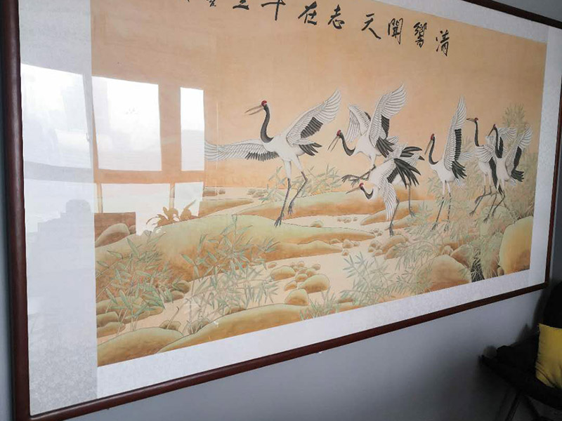 掛畫安裝服務(wù):釘子固定,這是最簡(jiǎn)單的一種安裝方法，但是會(huì)對(duì)墻面造成一定的破壞，使用這種方法之前，一定要考慮好確定的位置，不要輕易改動(dòng)。 掛鉤固定,用專門掛畫用的掛鉤，不同的規(guī)格分別承受不同的重量，最大可承受20斤。掛鉤上有非常堅(jiān)硬細(xì)小的鋼針，適合堅(jiān)硬的墻面，不會(huì)把墻釘出裂痕，同時(shí)方便更換畫，不會(huì)影響整體的美觀。 吊放,從頂面上垂下吊線或有裝飾性的繩、鏈等，將畫吊起，同時(shí)吊一幅或多幅均可，也可以用釘釘在天花板腳線，然后用魚絲按自己要求的高度把畫掛上去。