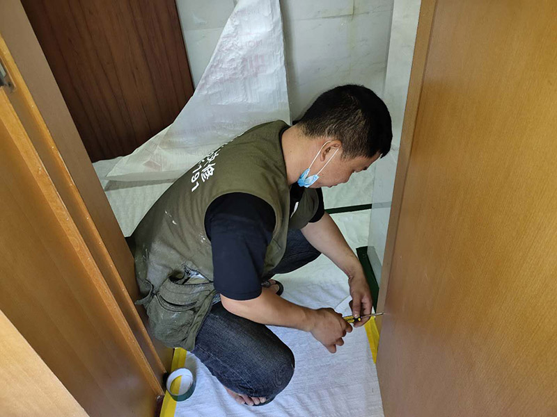 木門安裝服務(wù)：首先我們要組裝門套。將木門的各個(gè)部件整理好了，此時(shí)只需要將門套與立板根據(jù)編號(hào)接合。接下來(lái)將門套安裝進(jìn)門洞里。這是比較重要的一個(gè)木門安裝步驟，應(yīng)該先將門套的四周固定好，要注意門套是否與地面垂直，這時(shí)候的木門安裝標(biāo)準(zhǔn)是垂直誤差不可以超過(guò)2mm,水平誤差不允許超過(guò)1mm。然后就是安裝門扇了，密封條一定要做好。最后是安裝五金，包括門鎖、合頁(yè)、門吸等，一定要確保靈活、牢固。 木門安裝時(shí)一定要預(yù)留洞口，而不是采取邊安裝邊砌口的做法，因?yàn)檫@會(huì)讓木門安裝時(shí)的誤差非常大。  木門安裝要注意墻體的干燥程度。