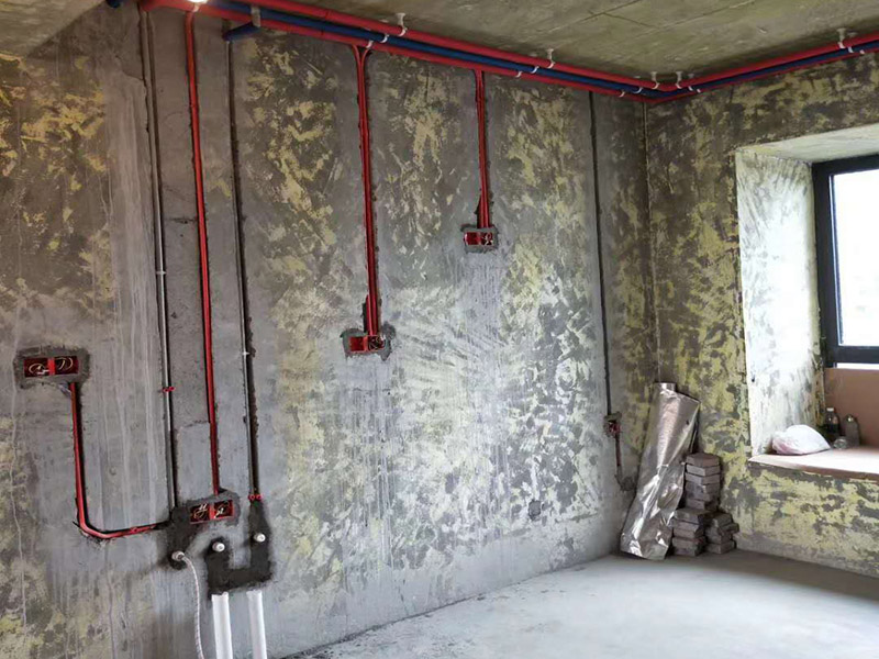 全屋電路布線：首先要根據(jù)電路的用途進行電路定位。比如，開關(guān)、插座、燈等根據(jù)要求進行定位。定位完成后，根據(jù)定位和電路走向，開布線槽。線路槽很有講究，要橫平豎直。不過，規(guī)范的做法是盡量少開橫槽，會影響墻的承受力。開槽深度應(yīng)一致，一般為PVC管直徑+10mm，要求槽線筆直。 線管有冷彎管和PVC管兩種，最好用315重型PVC管，冷彎管可以彎曲而不斷裂，是布線的最好選擇，因為它的轉(zhuǎn)角是有弧度的，線可以隨時更換，而不用開墻。冷彎管要用彎管工具，弧度應(yīng)該是線管直徑的6倍，先排管，后用鋼絲穿過，便于以后線路升級、維修。