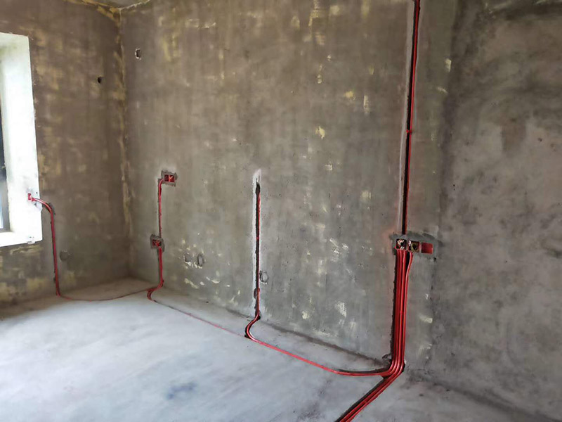 全屋電路布線：首先要根據(jù)電路的用途進行電路定位。比如，開關(guān)、插座、燈等根據(jù)要求進行定位。定位完成后，根據(jù)定位和電路走向，開布線槽。線路槽很有講究，要橫平豎直。不過，規(guī)范的做法是盡量少開橫槽，會影響墻的承受力。開槽深度應(yīng)一致，一般為PVC管直徑+10mm，要求槽線筆直。 線管有冷彎管和PVC管兩種，最好用315重型PVC管，冷彎管可以彎曲而不斷裂，是布線的最好選擇，因為它的轉(zhuǎn)角是有弧度的，線可以隨時更換，而不用開墻。冷彎管要用彎管工具，弧度應(yīng)該是線管直徑的6倍，先排管，后用鋼絲穿過，便于以后線路升級、維修。