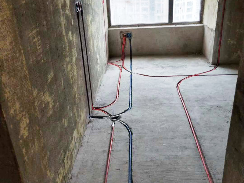 全屋電路布線：首先要根據(jù)電路的用途進行電路定位。比如，開關(guān)、插座、燈等根據(jù)要求進行定位。定位完成后，根據(jù)定位和電路走向，開布線槽。線路槽很有講究，要橫平豎直。不過，規(guī)范的做法是盡量少開橫槽，會影響墻的承受力。開槽深度應(yīng)一致，一般為PVC管直徑+10mm，要求槽線筆直。 線管有冷彎管和PVC管兩種，最好用315重型PVC管，冷彎管可以彎曲而不斷裂，是布線的最好選擇，因為它的轉(zhuǎn)角是有弧度的，線可以隨時更換，而不用開墻。冷彎管要用彎管工具，弧度應(yīng)該是線管直徑的6倍，先排管，后用鋼絲穿過，便于以后線路升級、維修。