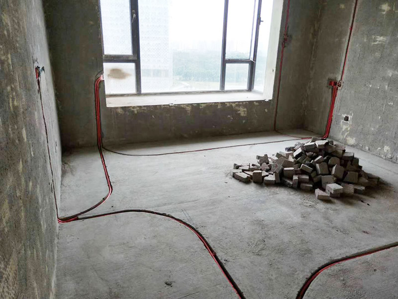 全屋電路布線：首先要根據(jù)電路的用途進行電路定位。比如，開關(guān)、插座、燈等根據(jù)要求進行定位。定位完成后，根據(jù)定位和電路走向，開布線槽。線路槽很有講究，要橫平豎直。不過，規(guī)范的做法是盡量少開橫槽，會影響墻的承受力。開槽深度應(yīng)一致，一般為PVC管直徑+10mm，要求槽線筆直。 線管有冷彎管和PVC管兩種，最好用315重型PVC管，冷彎管可以彎曲而不斷裂，是布線的最好選擇，因為它的轉(zhuǎn)角是有弧度的，線可以隨時更換，而不用開墻。冷彎管要用彎管工具，弧度應(yīng)該是線管直徑的6倍，先排管，后用鋼絲穿過，便于以后線路升級、維修。