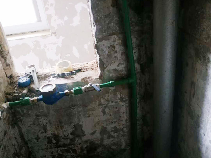 水表更換維修：首先要將進(jìn)戶總閥門關(guān)閉，松開閥門兩端的螺絲，更換新的即可。用水管鉗配合活動扳手取下壞掉的水管、配件、水表頭、水表墊子，爛掉的生銹鐵管。鐵管外牙繞夠生料帶，繞生料帶時應(yīng)順著牙絲繞必須繞夠厚度不然滲水返工麻煩拆下來重裝不容易。按順序先接好鐵管，最后安裝水表因水表頭是兩個活接留在最后好安裝，順序搞反了不然沒有辦法安裝完水管。