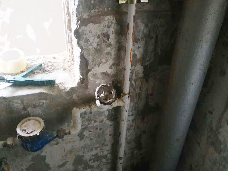 水表更換維修：首先要將進(jìn)戶總閥門關(guān)閉，松開閥門兩端的螺絲，更換新的即可。用水管鉗配合活動扳手取下壞掉的水管、配件、水表頭、水表墊子，爛掉的生銹鐵管。鐵管外牙繞夠生料帶，繞生料帶時應(yīng)順著牙絲繞必須繞夠厚度不然滲水返工麻煩拆下來重裝不容易。按順序先接好鐵管，最后安裝水表因水表頭是兩個活接留在最后好安裝，順序搞反了不然沒有辦法安裝完水管。