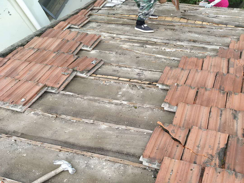 瓦房拆除防水維修：在屋頂擺列的椽子上，一般會(huì)加蓋一層木板，稱作望板，用以承托苫背和瓦件，除了木質(zhì)望板之外，還有荊芭，瓦芭，席箔，葦箔，望磚等其他材料，在這一層上面使用泥灰做防水層，這個(gè)操作就是所謂的苫背。防水層先以白灰膏封閉望板的縫隙，再鋪青灰，類似于現(xiàn)在的混凝土，然后加上10厘米左右的灰背，以石灰和細(xì)粘土混合拍實(shí)，用以做剛性防水。瓦件的疊加總會(huì)有滲漏，這是第二道防線。當(dāng)然還有使用類似現(xiàn)在金屬卷材的鉛錫背，防水性能更佳。