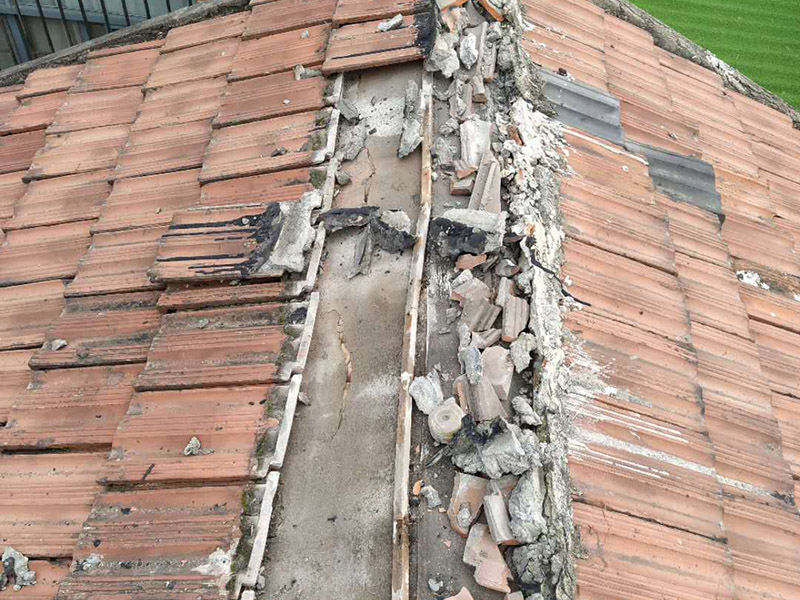 瓦房拆除防水維修：在屋頂擺列的椽子上，一般會(huì)加蓋一層木板，稱作望板，用以承托苫背和瓦件，除了木質(zhì)望板之外，還有荊芭，瓦芭，席箔，葦箔，望磚等其他材料，在這一層上面使用泥灰做防水層，這個(gè)操作就是所謂的苫背。防水層先以白灰膏封閉望板的縫隙，再鋪青灰，類似于現(xiàn)在的混凝土，然后加上10厘米左右的灰背，以石灰和細(xì)粘土混合拍實(shí)，用以做剛性防水。瓦件的疊加總會(huì)有滲漏，這是第二道防線。當(dāng)然還有使用類似現(xiàn)在金屬卷材的鉛錫背，防水性能更佳。